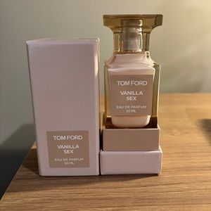 New Tom Ford Vanilla Sex perfume, gender neutral. Smells like Vanilla/sandalwood